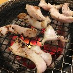 焼肉処 まるます家 - 上手に焼くとサクサクの歯ごたえになります！焼き足りないとゴム感ｱﾘなので気をつけて慎重にじっくり焼きます♬︎