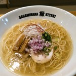 Sagamihara 欅 - 塩らーめんには豚肩ロースの燻製チャーシューではなく、鶏のしっとりチャーシューが載るように。他豚バラの解れるチャーシュー、メンマ、赤玉葱の刻み、白髪葱、浅葱、糸唐辛子。