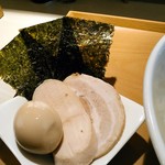 Sagamihara 欅 - 特製分＝２種類のチャーシュー１枚ずつ、味玉、そして海苔３枚は別盛りで。