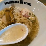 Sagamihara 欅 - 自家製の細麺はかためでお願いするとパツ感が出ます。塩スープには芳醇な旨味。