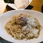 Sagamihara 欅 - スタンダード魚介醤油味にしてみた。ツナ状のチャーシューと刻み玉葱。魚介の風味豊かな醤油だれ。