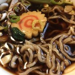 拉麺酒房 熊人 - つけ麺三種盛りの粗挽き麺とつけ汁(薬味投入後)