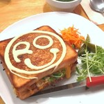 ルー カフェ&バー - スペシャルホットサンド。