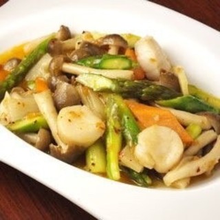 Enjoy our signature “crispy asparagus and stir-fried scallops”!
