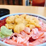 海鮮や よし丼 - カニ側から撮ってみました(⌒▽⌒)