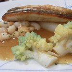 彩香亭 - 竹麦魚（ホウボウ）のポワレ、カレー風味ポルト酒のソース、白いんげん豆とホワイトアスパラを添えて
