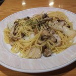 Itaria Kozou - シメジ、ホタテ、イカのにんにく味のスパゲッティー