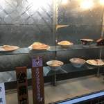 ふじや - 入口脇のディスプレイ