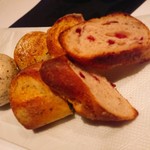 OBAN - 自家製酵母のパン３種。
            紫蘇入り・オリーブ入り・クランベリー入り。
            ものすごいモチモチした食感でどれも美味しい！！！(≧∀≦)