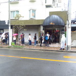 とんかつ マンジェ - 外観（予約のための行列）