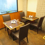 麗白 - テーブル席が並ぶ店内♪