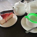 BOH TEA CENTRE - ストロベリーBOH teaチーズケーキRM12.10、BOH teaオレンジペコー（リーフ）RM4.40×2杯