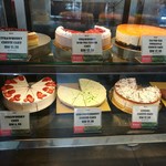 BOH TEA CENTRE - 苺やチョコ、パイナップルやチェンドルなどと組み合わせた、種類豊富なチーズケーキ（その2）