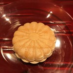 銀座 しのはら - スペシャリテのフォアグラ最中。本日はマンゴーソース