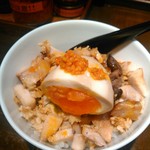 らーめん 鶏喰 - 味玉ラー油のせ
