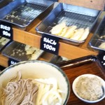 Rakuraku Udon - そばとうどん1玉ずつ300円とトロロ昆布60円