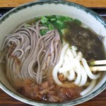 Rakuraku Udon - 葱と花かつお出汁を入れた状態