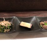 Sumibiyakitori Gensen Sengyo Nagomidokoro Shouhei - 付き出しは、ほうれん草のおひたし、鶏もも肉の麹漬け、鶏肝の生姜煮