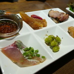 豊栄 - 前菜盛り合わせ（いくら、エビとクラゲの紹興酒漬け、トマトの黒酢、シマアジ、銀杏クミン、ホタテライチ紅茶燻製、チャーシュー）