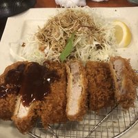 とんかつ まい泉 青山本店 - キャベツには辛口ウースター、カツには甘口ソースをかけたところ