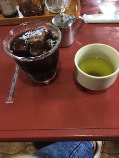 Taka - アイスコーヒーとお茶が出されます。