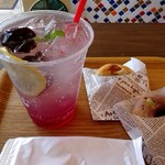 スワンズカフェ ジューススタンド - すももスカッシュ(500円)＆焼きドーナツ２個(各250円) ドーナツはドリンクとセットで50円引きになるよ