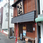 泉屋 - 路地を抜けてくると、この写真で言う「ラーメン」の立て看板のあるところに出てくる。