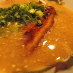 ニンニクをハデにカマした大胆且つジャンクな味｡炙りチャーシューの香りも乗って、ブワッと響く｡