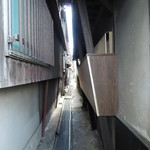 泉屋 - この道を抜ければ泉屋だ。