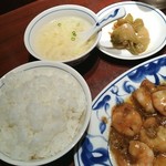 陳麻婆豆腐 - エビチリのお供は白米、卵スープ、ザーサイ。それにドリンクがつく。