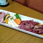 焼肉食堂 リキ太郎 - ２皿目は牛肉関係と野菜