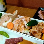 焼肉食堂 リキ太郎 - ４皿目はホルモン系の盛りです（シマチョウ、ミノ等）