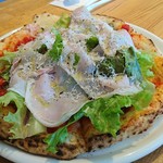 GATTO - 自家製ハムのサラダピザ