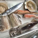 喰い処 鮭番屋 - ①買った焼き食材（ホタテ、時鮭、鮭ハラス、塩サンマ、縞ホッケ、イカ）