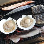 喰い処 鮭番屋 - ②焼き食材を網に乗せてもらったところ