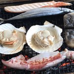 喰い処 鮭番屋 - ③まずは イカひっくり返してもらって。
      ホタテとイカが 焼きあがり 早めっぽい。