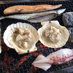 喰い処 鮭番屋 - ④鮭ハラス、時鮭、塩サンマ、ひっくり返してもらって。ホタテ ハサミで切り分けてもらって 醤油で味付けしてもらって 1番に 完成。縞ホッケは まだまだ。