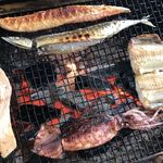 喰い処 鮭番屋 - ⑤ホタテの位置 空き。時鮭、塩サンマ、もう一息。縞ホッケは やっとひっくり返してもらって。鮭ハラス 皿にあげ 4つに切り分けてもらって 完成。イカ 皿にあげ 切り分けてもらって 醤油とゴロ混ぜて 完成