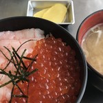 喰い処 鮭番屋 - えび いくら丼 （中）（みそ汁 漬物付）
