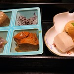 壽味家 - 煮物各種（野菜、魚の肝）、いかのしそ和え、寿司