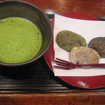和田乃屋 - 滝のやき餅3つと抹茶のセット(650円)