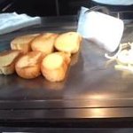 鉄板焼ステーキハウス 四季 - パン焼き中