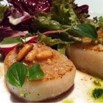 北海道産ホタテのポワレ　旬野菜の旨みのソースで