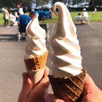 八紘学園 農産物直売所 - 【2018年09月】左：小サイズ＠160円、右：大サイズココアワッフルコーン＠290円。