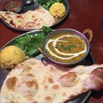 タンドールバル カマルプール - 手間、甘口 豆とほうれん草のカレー
      おく、辛口ポークカレー、中辛チキンキーマ