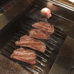 焼肉 強小亭 - 店員が焼いてくれます