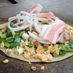 ユーサン - 調理途中の「ネギ焼」（780円）