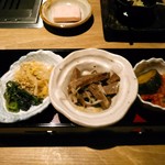 闘牛門 別邸 和ノ牛 - まずは豆もやしとほうれん草のナムル、タン先チャーシュー葱和え、胡瓜と白菜のキムチ。幸先良いスタートです。