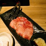 闘牛門 別邸 和ノ牛 - タン元と思われる和牛のタンひとり１切れ。まあまあ厚みがあります。刻みにんにくと塩昆布で。