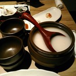 闘牛門 別邸 和ノ牛 - 写真は甕入りの微炭酸で程好い甘味のマッコリですが、写真を撮り忘れたのは、その奥に見える上ミノの明太子＆海藻ビーズ和えと白センマイ酢味噌添え。どちらも弾力があり。